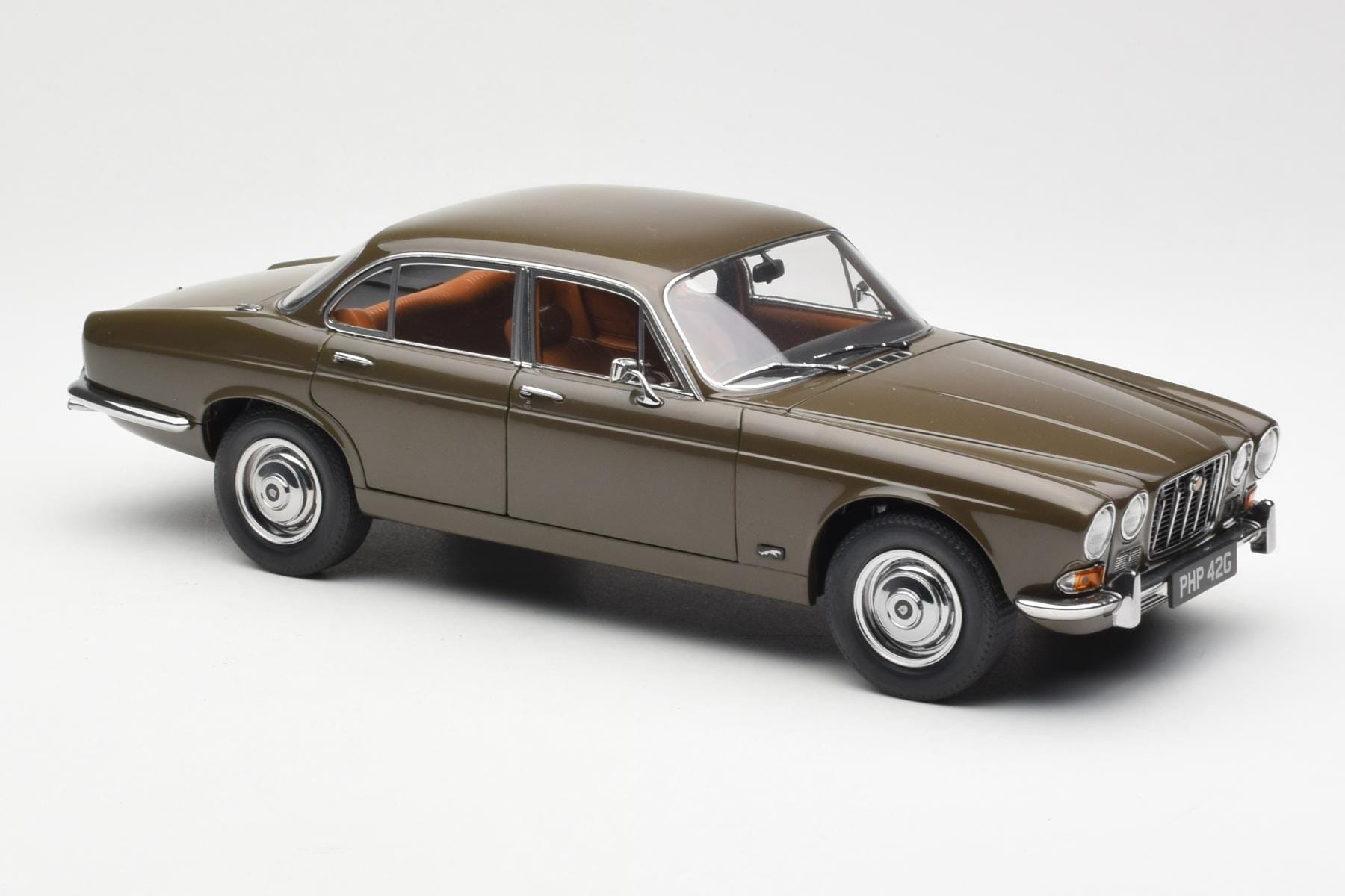 Jaguar XJ6 Series 1 4.2 Sable Brown Paragon 1:18 2011004 Diecast — photo 6 of 8
