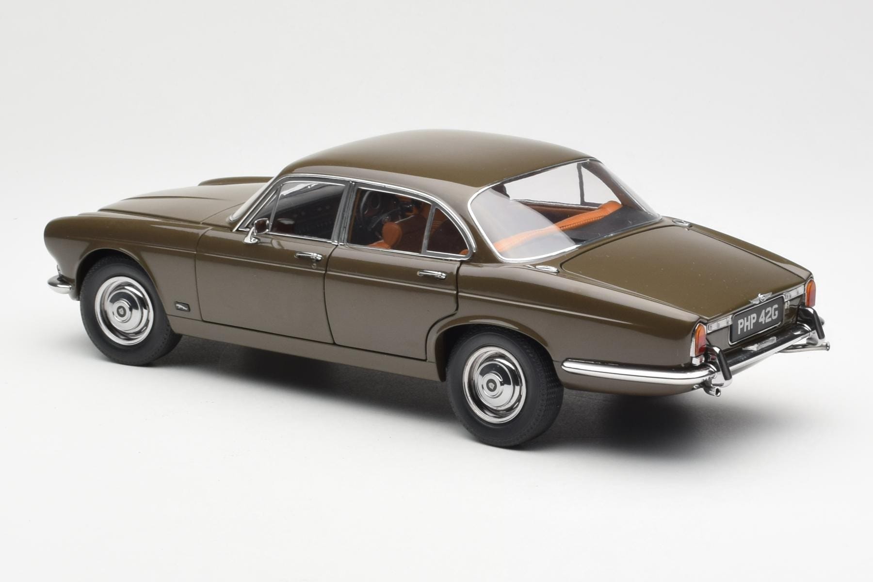 Jaguar XJ6 Series 1 4.2 Sable Brown Paragon 1:18 2011004 Diecast — photo 7 of 8