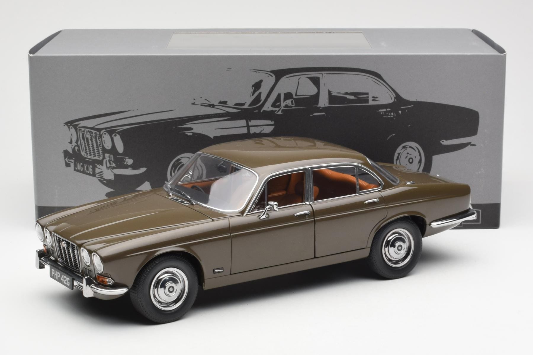 Jaguar XJ6 Series 1 4.2 Sable Brown Paragon 1:18 2011004 Diecast — photo 8 of 8
