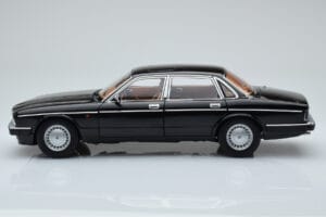 Jaguar XJ6 XJ40 Ebony Black Almost Real 1:18 810543 Diecast — photo 4 of 11