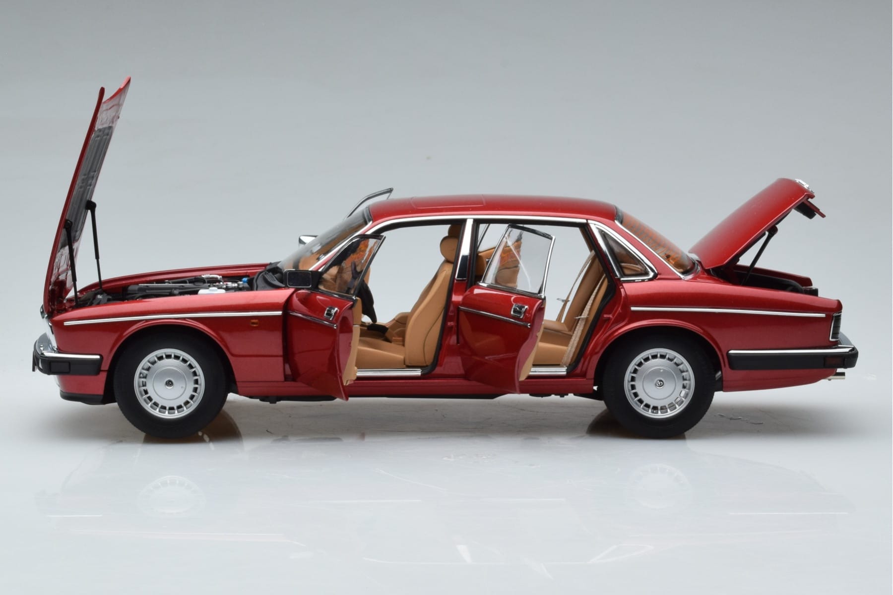 Jaguar XJ6 XJ40 Flamenco Red Almost Real 1:18 810541 Diecast — photo 4 of 11