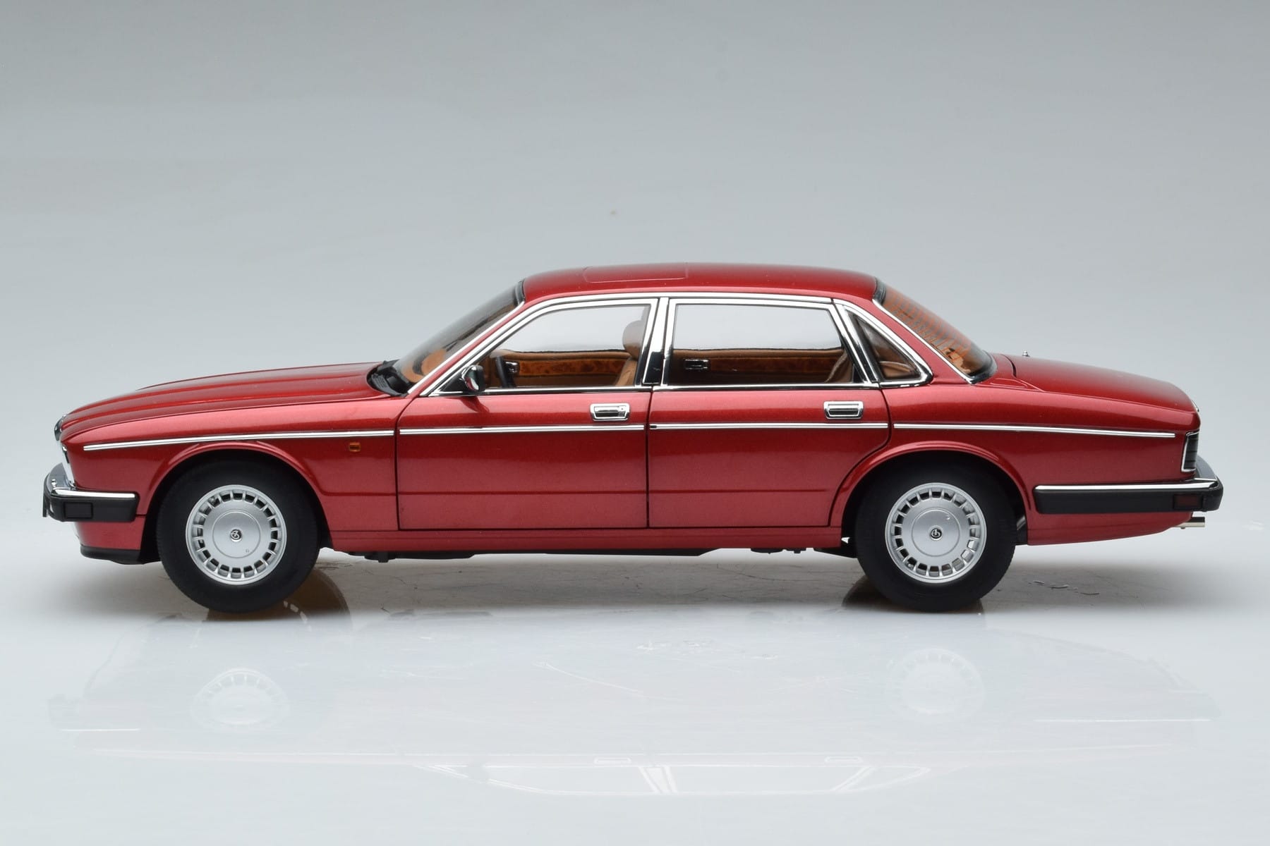 Jaguar XJ6 XJ40 Flamenco Red Almost Real 1:18 810541 Diecast — photo 5 of 11
