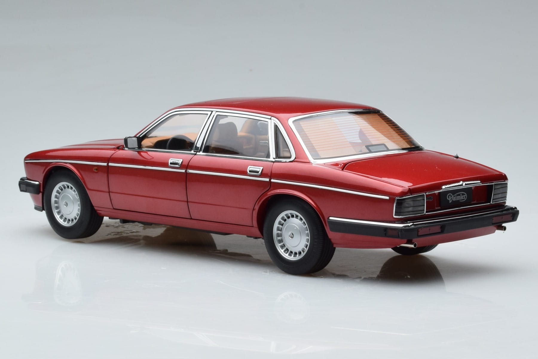 Jaguar XJ6 XJ40 Flamenco Red Almost Real 1:18 810541 Diecast — photo 7 of 11