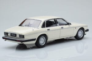 Jaguar XJ6 XJ40 Glacier White Almost Real 1:18 810542 Diecast — photo 3 of 11
