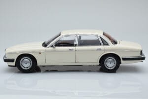 Jaguar XJ6 XJ40 Glacier White Almost Real 1:18 810542 Diecast — photo 4 of 11