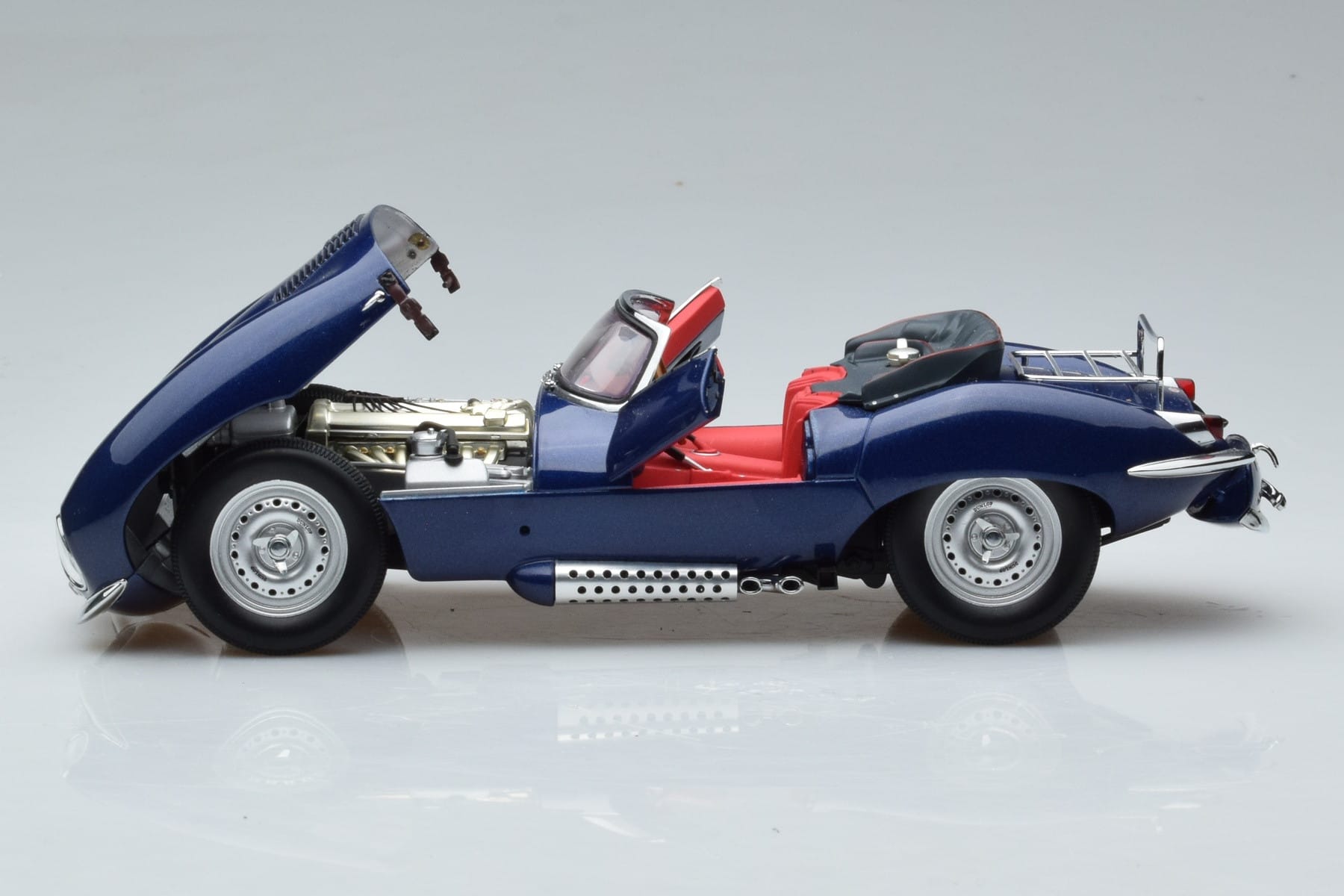 Jaguar XKSS Blue AUTOart 1:18 73510 Diecast — photo 4 of 9