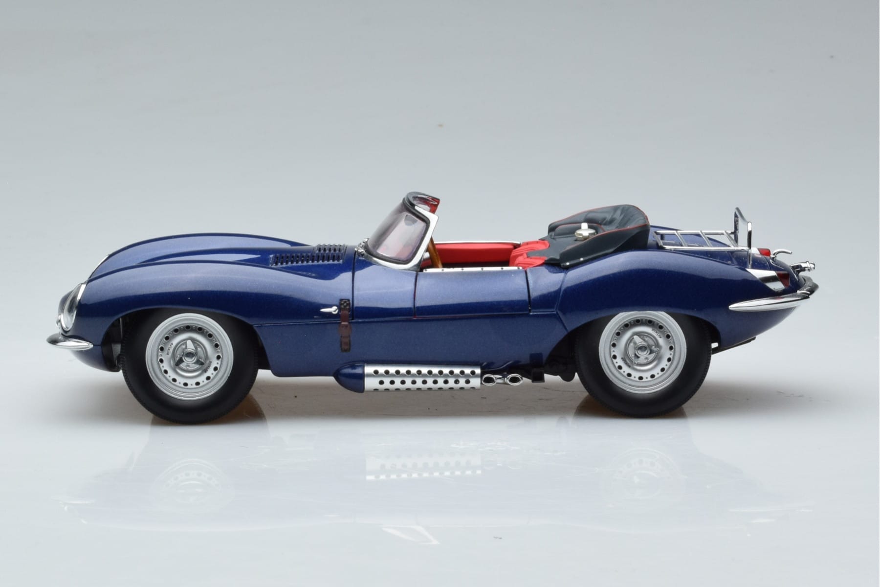 Jaguar XKSS Blue AUTOart 1:18 73510 Diecast — photo 5 of 9