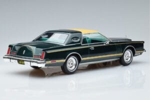 Lincoln Continental Mark V Dark Green MCG 1:18 MCG18404 Diecast — photo 2 of 6