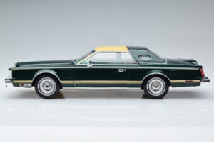 Lincoln Continental Mark V Dark Green MCG 1:18 MCG18404 Diecast — photo 3 of 6