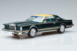 Lincoln Continental Mark V Dark Green MCG 1:18 MCG18404 Diecast