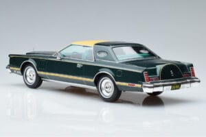 Lincoln Continental Mark V Dark Green MCG 1:18 MCG18404 Diecast — photo 5 of 6