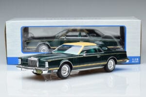 Lincoln Continental Mark V Dark Green MCG 1:18 MCG18404 Diecast — photo 6 of 6