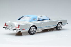 Lincoln Continental Mark V Silver MCG 1:18 MCG18403 Diecast — photo 2 of 6