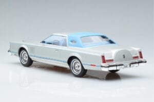 Lincoln Continental Mark V Silver MCG 1:18 MCG18403 Diecast — photo 5 of 6