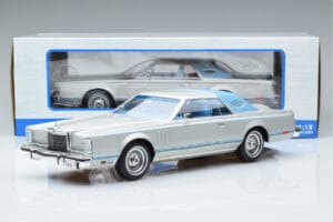 Lincoln Continental Mark V Silver MCG 1:18 MCG18403 Diecast — photo 6 of 6