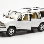 Lincoln Navigator White AUTOart 1:18 - image 2 of 8