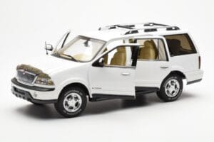 Lincoln Navigator White AUTOart 1:18 72761 Diecast — photo 2 of 8