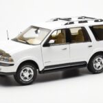 Lincoln Navigator White AUTOart 1:18