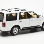 Lincoln Navigator White AUTOart 1:18 - image 3 of 8