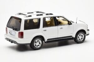 Lincoln Navigator White AUTOart 1:18 72761 Diecast — photo 3 of 8