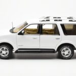 Lincoln Navigator White AUTOart 1:18 - image 4 of 8