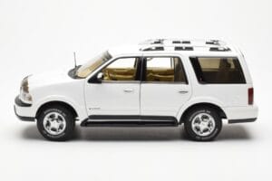 Lincoln Navigator White AUTOart 1:18 72761 Diecast — photo 4 of 8