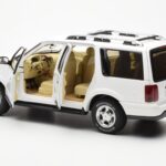 Lincoln Navigator White AUTOart 1:18 - image 5 of 8