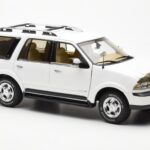 Lincoln Navigator White AUTOart 1:18 - image 6 of 8