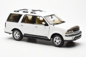 Lincoln Navigator White AUTOart 1:18 72761 Diecast — photo 6 of 8