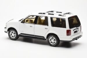 Lincoln Navigator White AUTOart 1:18 72761 Diecast — photo 7 of 8