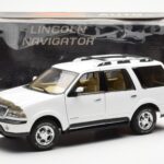 Lincoln Navigator White AUTOart 1:18 - image 8 of 8