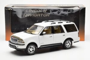 Lincoln Navigator White AUTOart 1:18 72761 Diecast — photo 8 of 8
