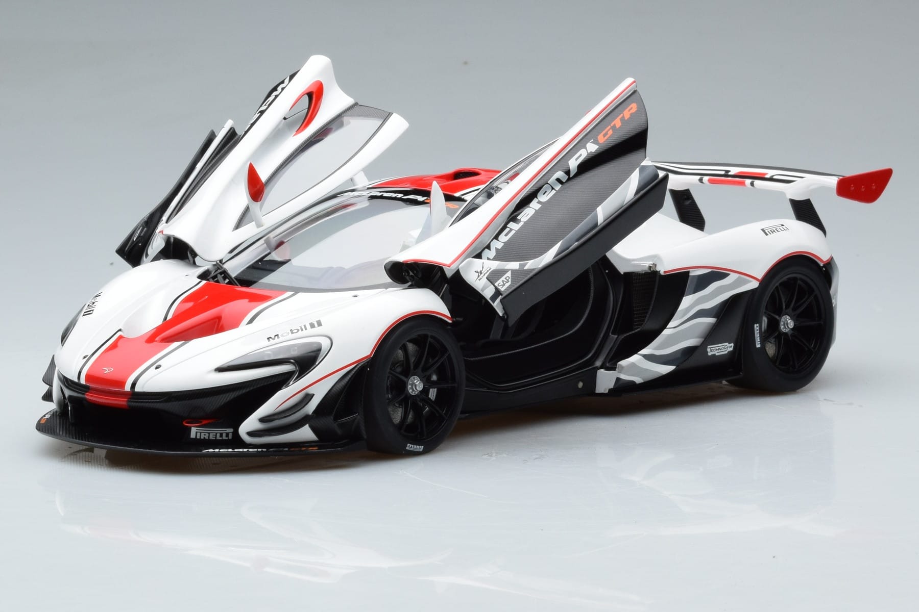 McLaren P1 GTR Gloss White With Red Stripes AUTOart 1:18 81541 Composite — photo 2 of 7