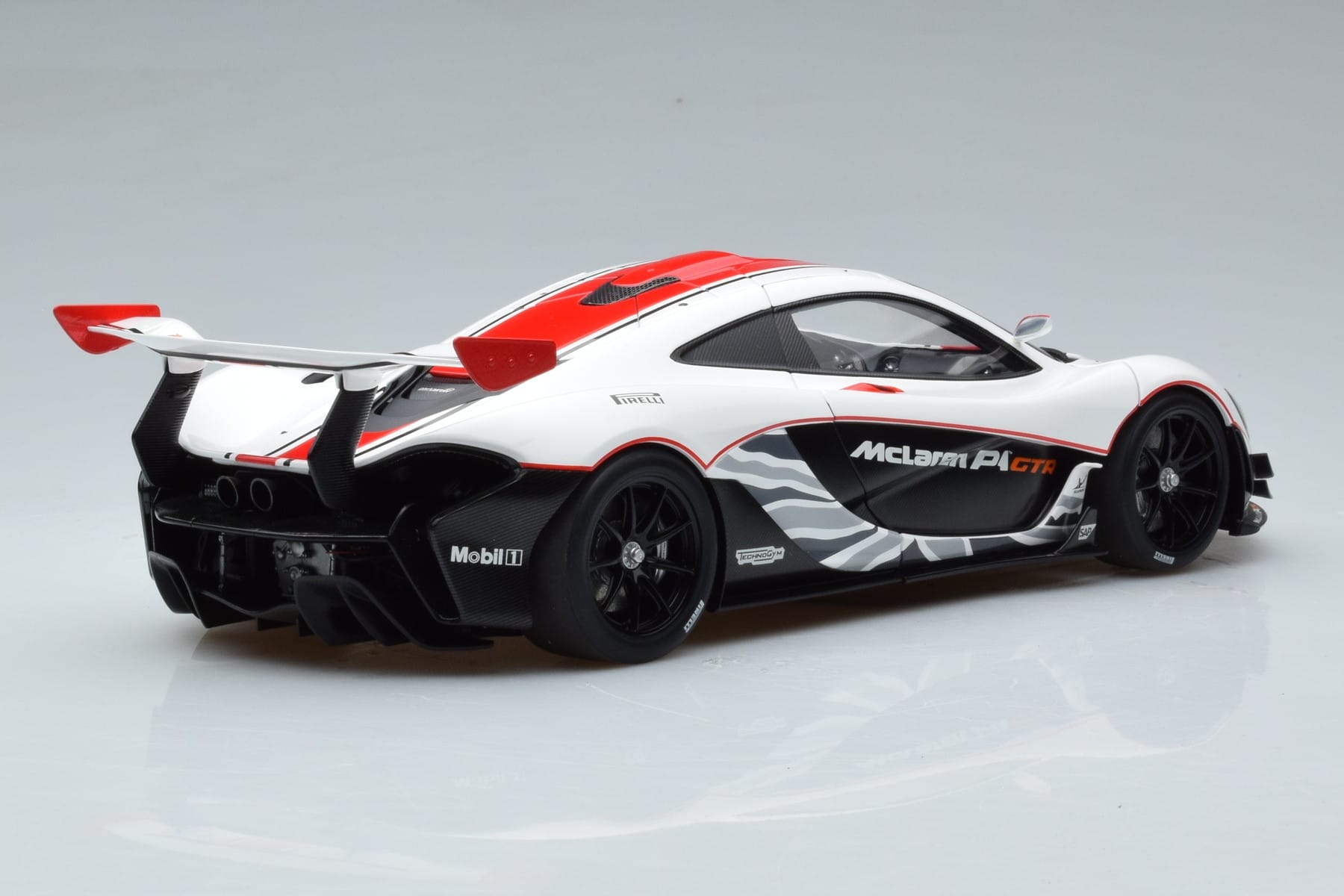 McLaren P1 GTR Gloss White With Red Stripes AUTOart 1:18 81541 Composite — photo 3 of 7