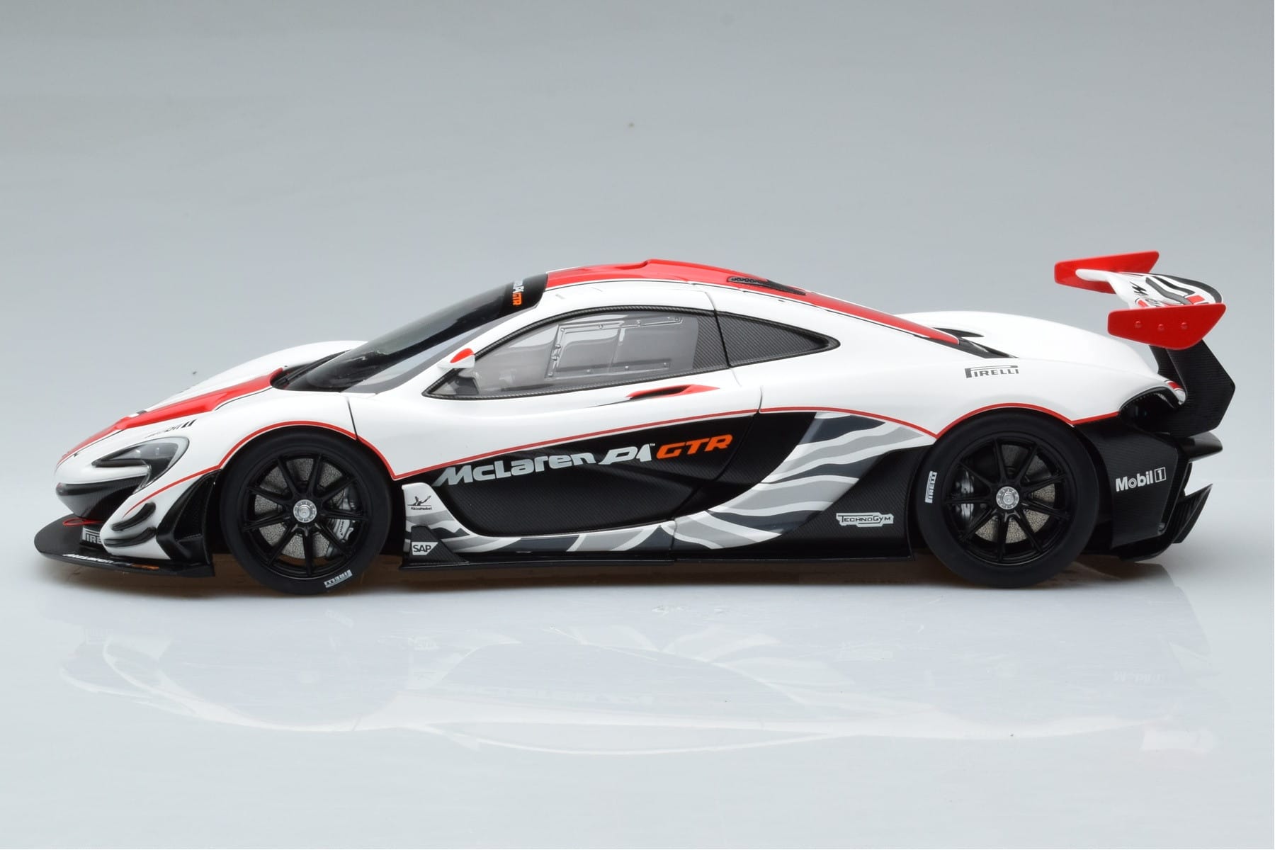McLaren P1 GTR Gloss White With Red Stripes AUTOart 1:18 81541 Composite — photo 4 of 7