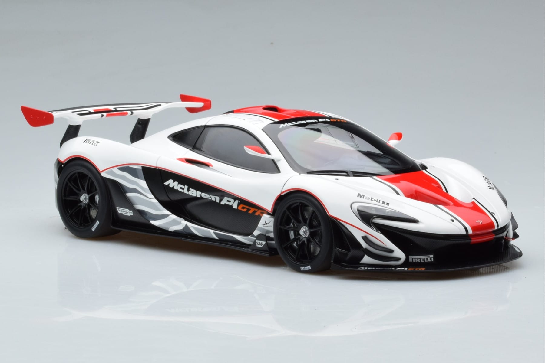 McLaren P1 GTR Gloss White With Red Stripes AUTOart 1:18 81541 Composite — photo 5 of 7