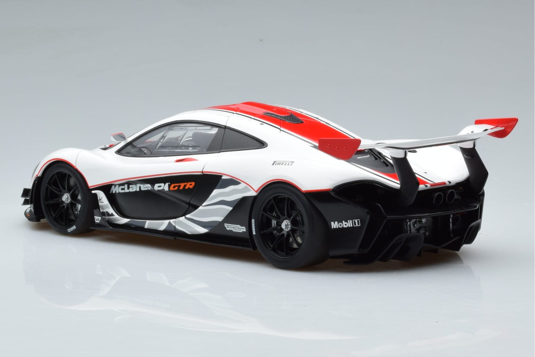 McLaren P1 GTR Gloss White With Red Stripes AUTOart 1:18 81541 Composite — photo 6 of 7