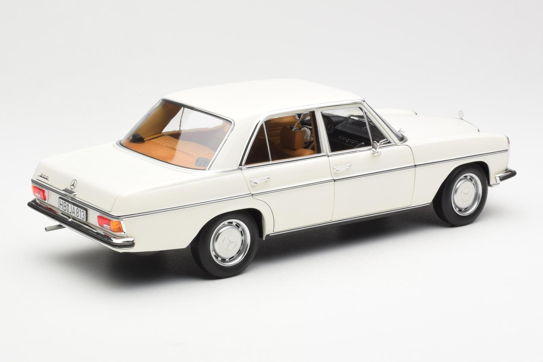 Mercedes 200 W115 White Norev 1:18 183770 Diecast — photo 3 of 8
