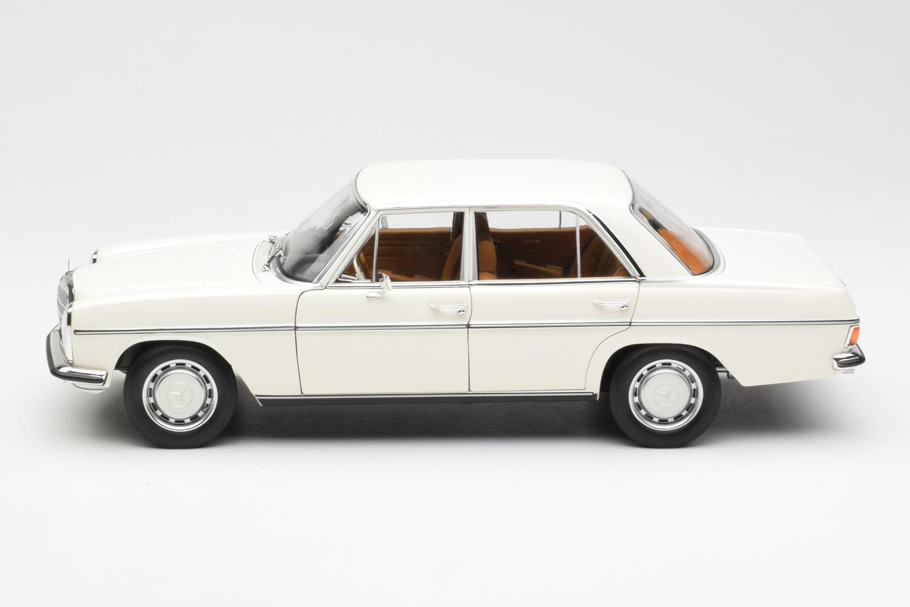 Mercedes 200 W115 White Norev 1:18 183770 Diecast — photo 4 of 8
