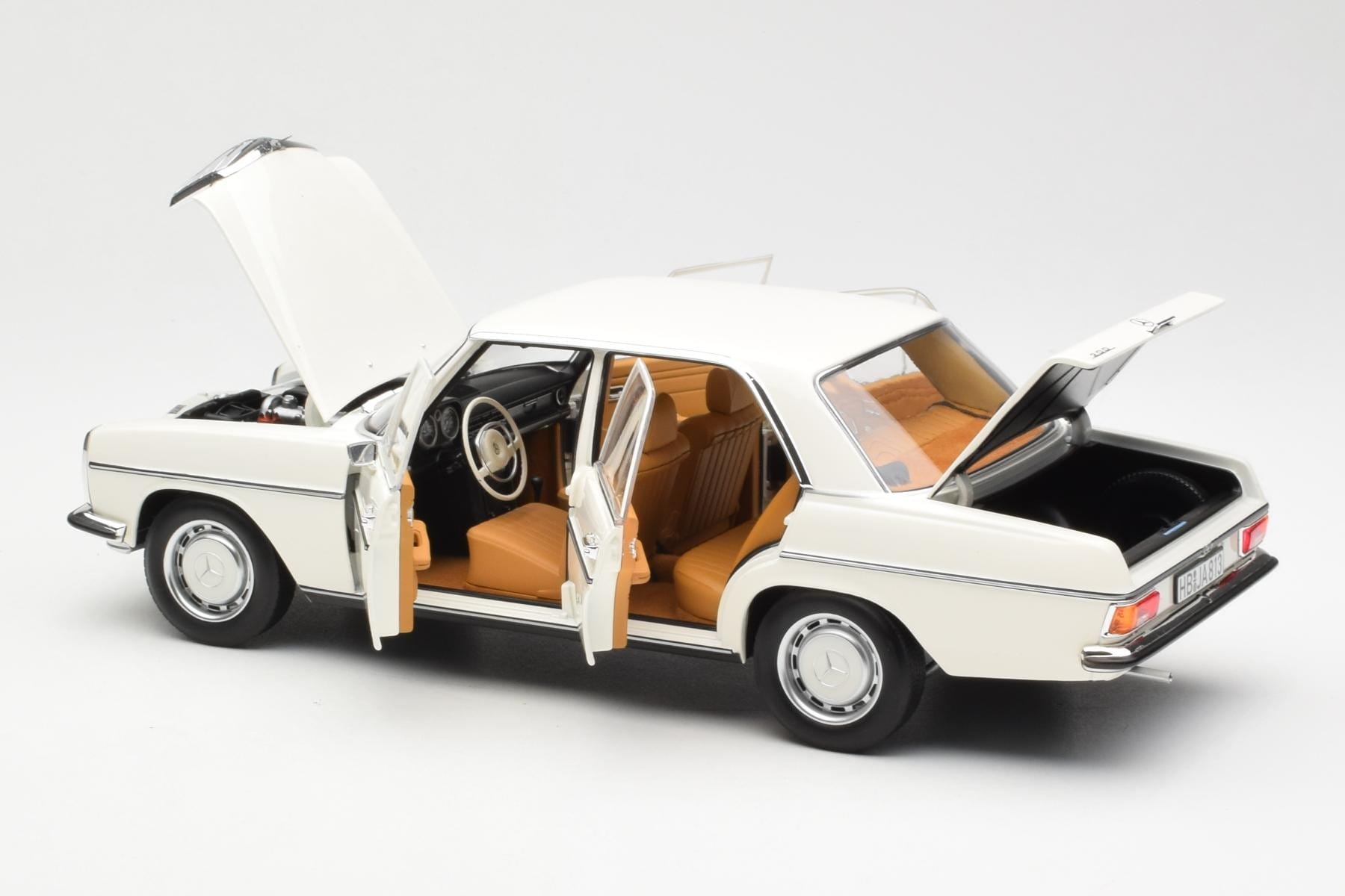 Mercedes 200 W115 White Norev 1:18 183770 Diecast — photo 5 of 8