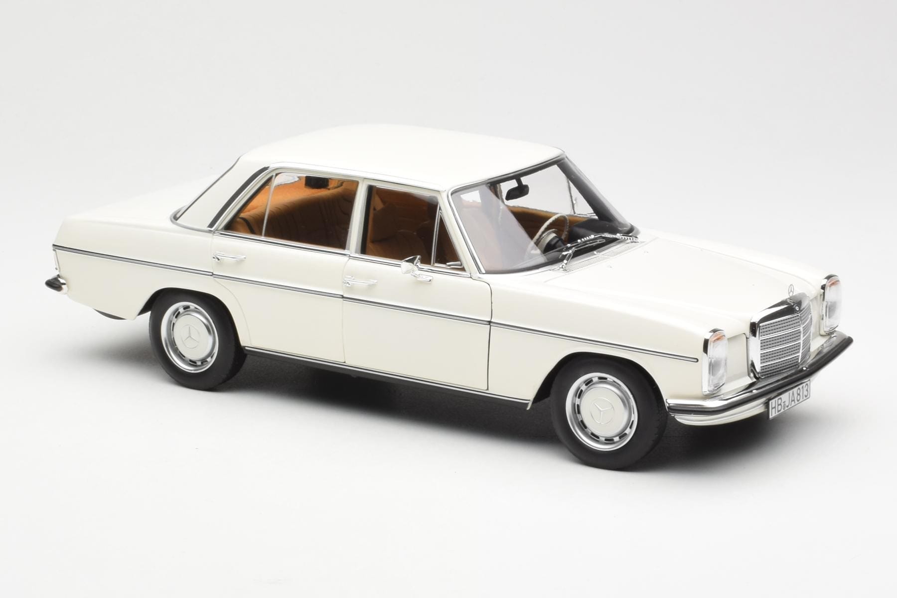 Mercedes 200 W115 White Norev 1:18 183770 Diecast — photo 6 of 8