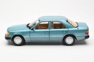 Mercedes 230E W124 Beryl Metallic Dealer Edition Norev 1:18 B66040698 Diecast — photo 4 of 8
