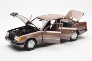Mercedes 230E W124 Rosewood Metallic Dealer Edition Norev 1:18 B66040697 Diecast — photo 2 of 8