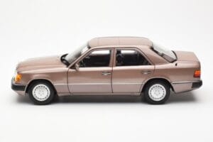 Mercedes 230E W124 Rosewood Metallic Dealer Edition Norev 1:18 B66040697 Diecast — photo 4 of 8