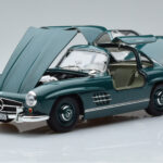 Mercedes 300 SL W198 Gullwing Green Norev 1:18 - image 2 of 7