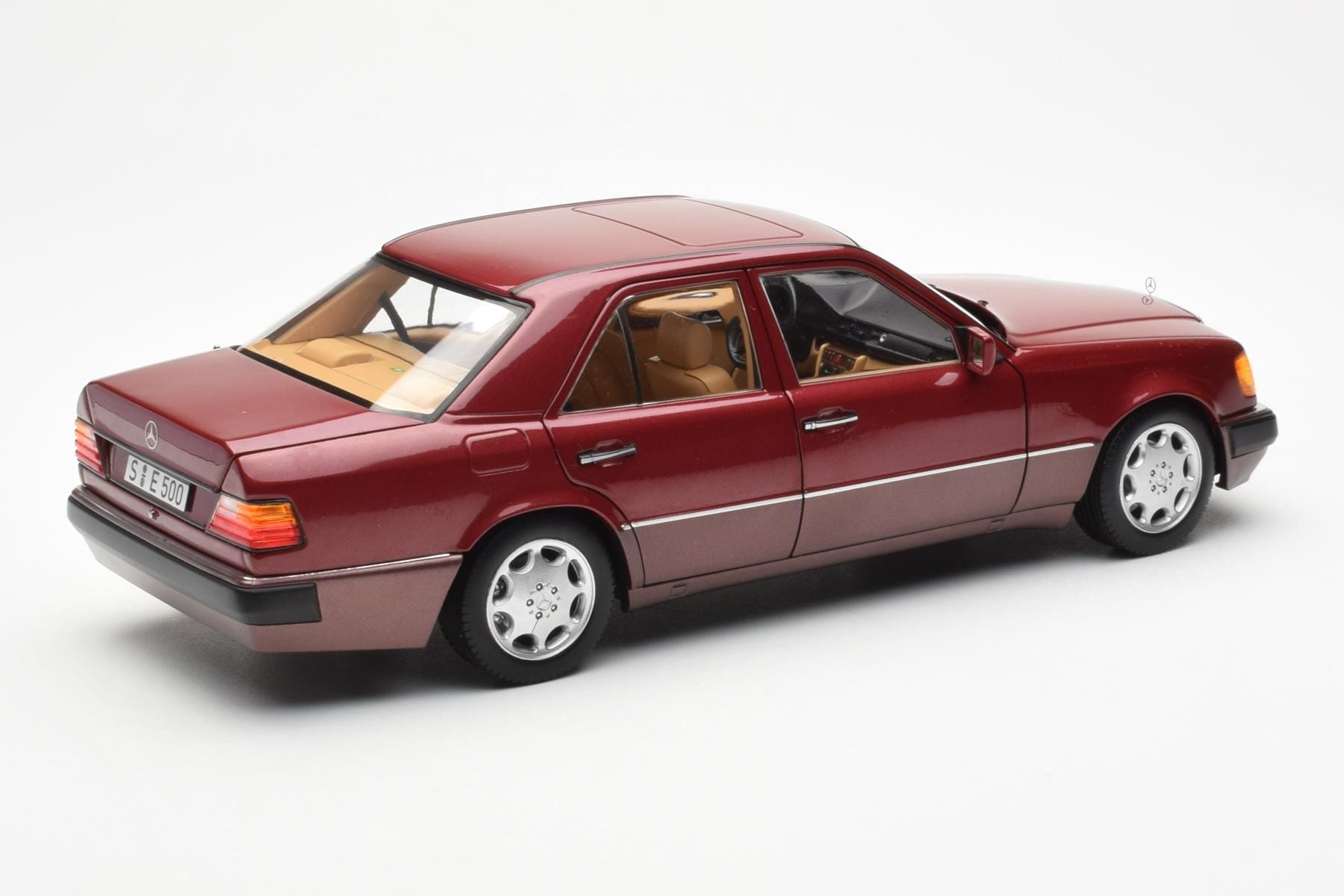 Mercedes 500E W124 Red Metallic Dealer Edition Norev 1:18 B66040699 Diecast — photo 3 of 8