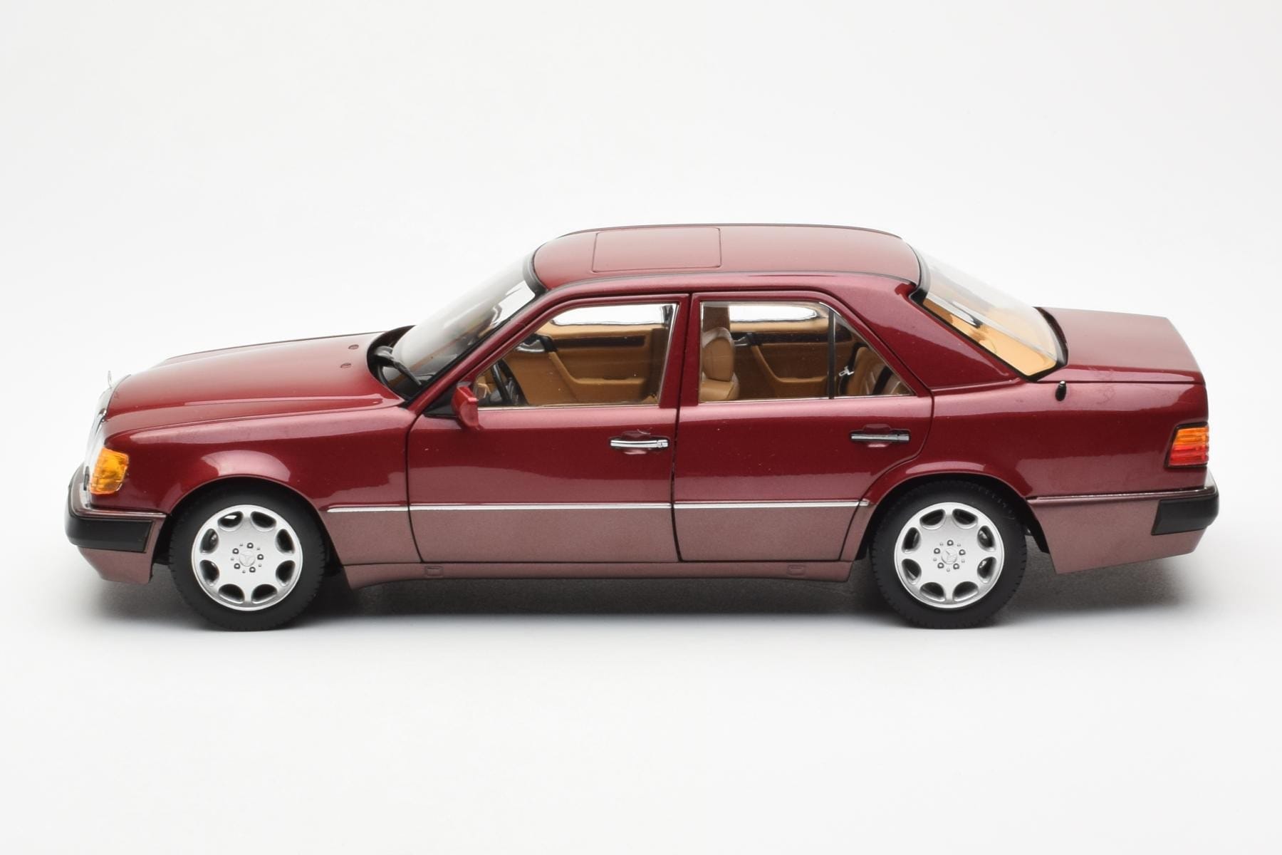 Mercedes 500E W124 Red Metallic Dealer Edition Norev 1:18 B66040699 Diecast — photo 4 of 8