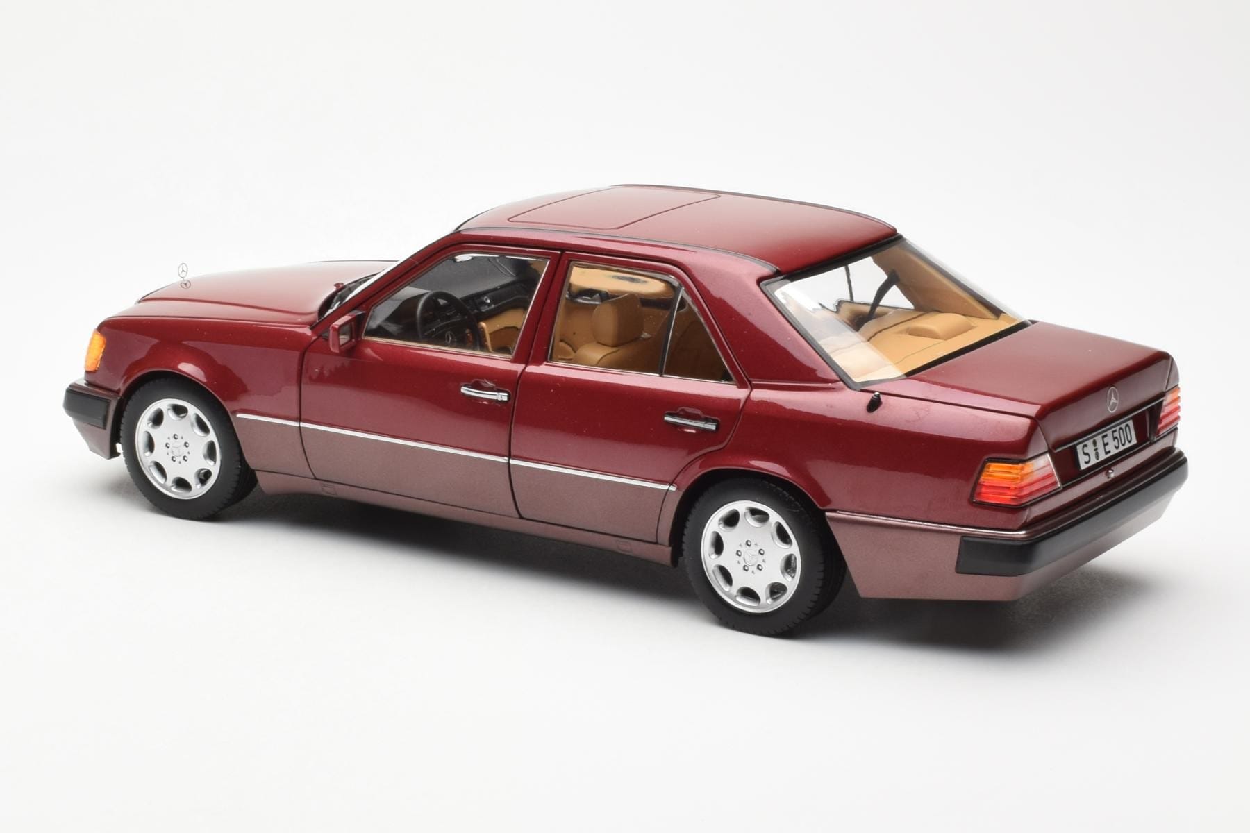 Mercedes 500E W124 Red Metallic Dealer Edition Norev 1:18 B66040699 Diecast — photo 7 of 8