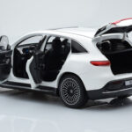 Mercedes EQC 400 Diamond White NZG 1:18 - image 5 of 8