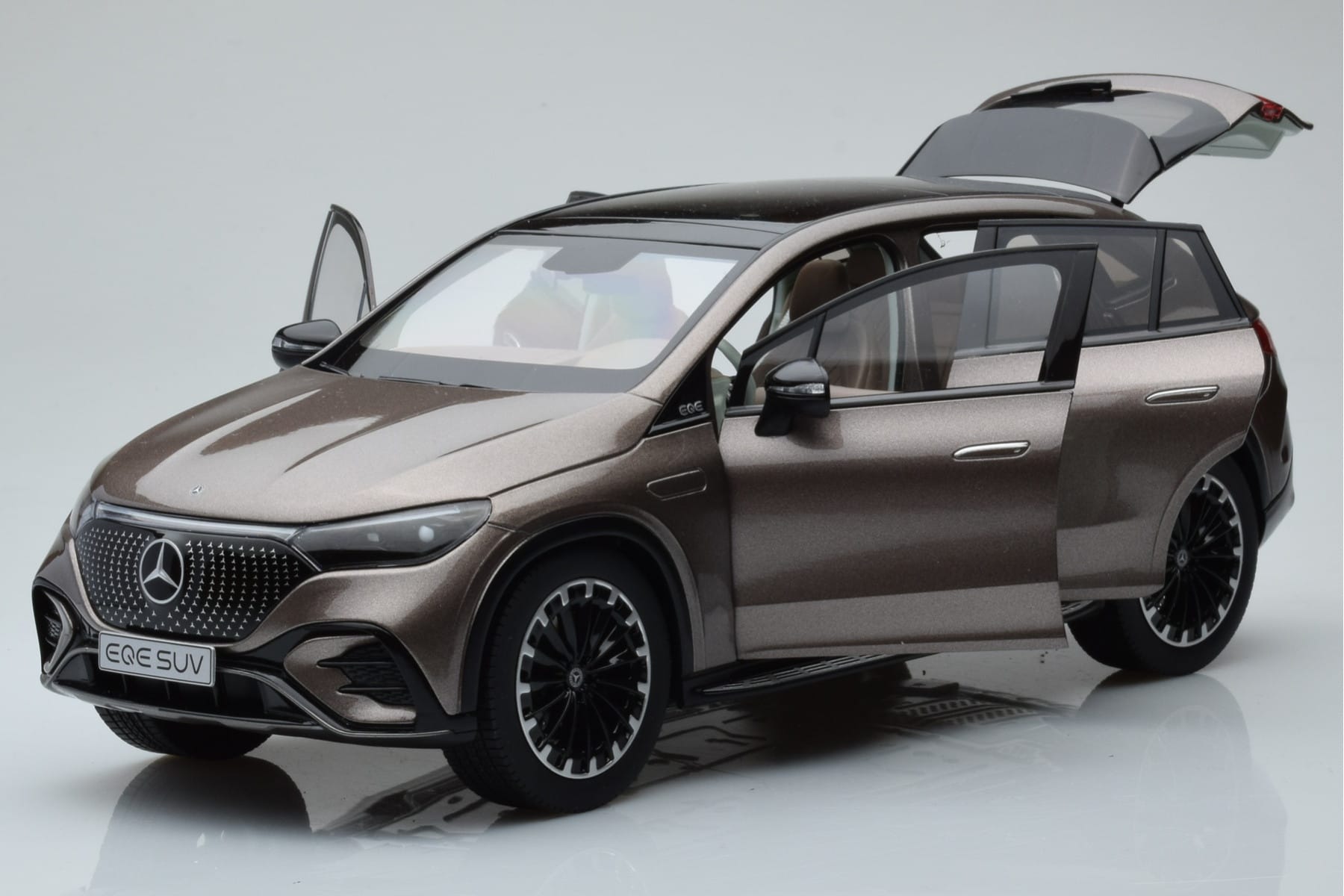 Mercedes EQE SUV X294 AMG Line Velvet Brown NZG 1:18 B66960836 Diecast — photo 2 of 8